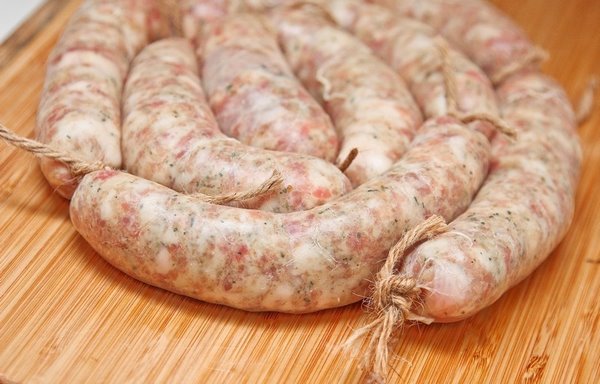Колбаса, перевязанная шпагатом