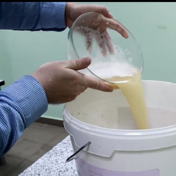 Добавляем дрожжи к пшенице